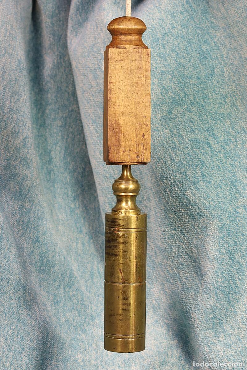 Antig&uuml;edades: Plomada completa de bronce con nuez. Cilindro. Complete bronze plumb bob with cap. Cylindrical shape