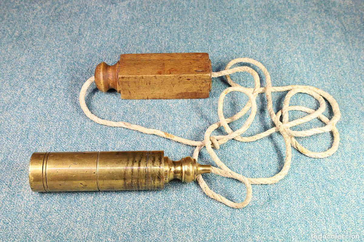 Antig&uuml;edades: Plomada completa de bronce con nuez. Cilindro. Complete bronze plumb bob with cap. Cylindrical shape - Foto 3
