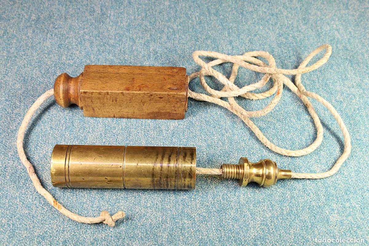 Antig&uuml;edades: Plomada completa de bronce con nuez. Cilindro. Complete bronze plumb bob with cap. Cylindrical shape - Foto 4
