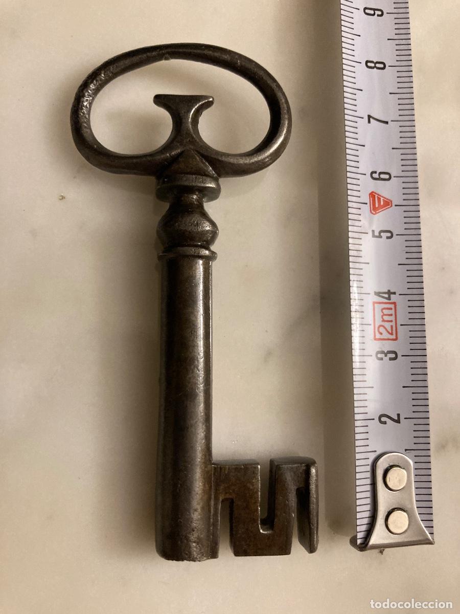 Oggetti Antichi: Llave de hierro forjado. Siglo XVII o XVIII. Pieza de colecci&oacute;n.