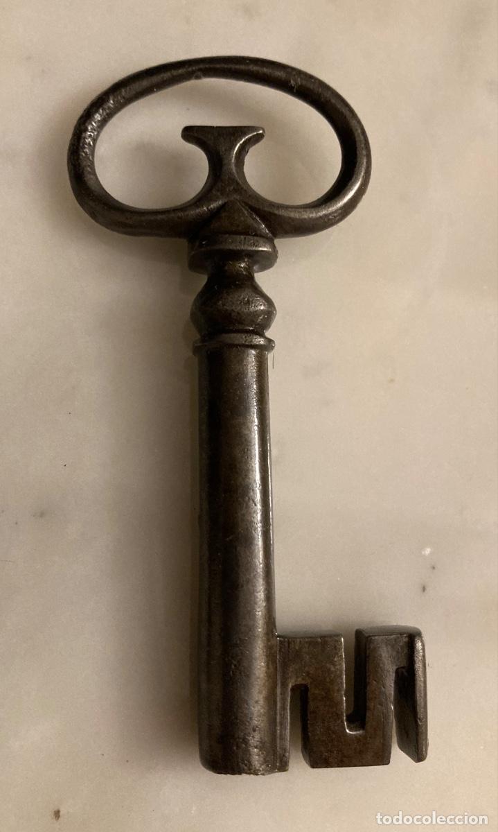 Antig&uuml;edades: Llave de hierro forjado. Siglo XVII o XVIII. Pieza de colecci&oacute;n.