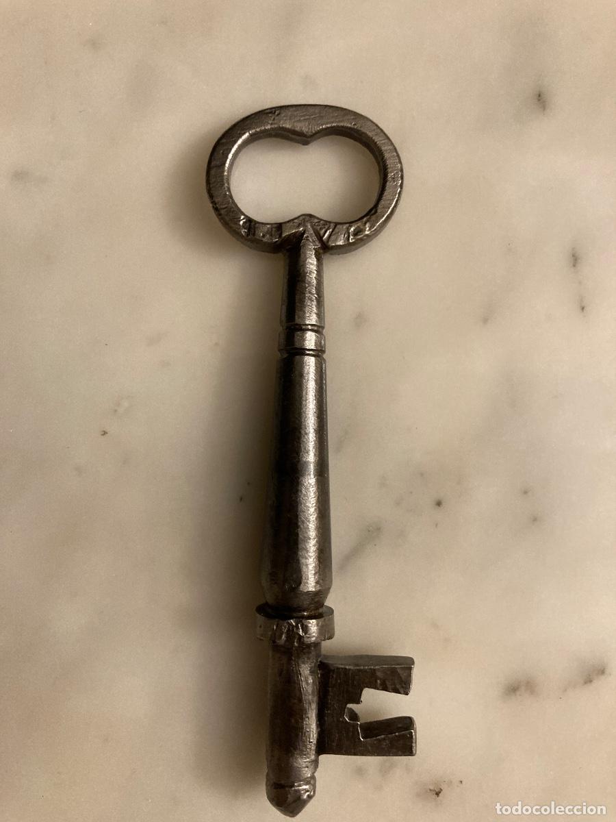 Antig&uuml;edades: Llave de hierro forjado. Siglo XVIII. Pieza de colecci&oacute;n.