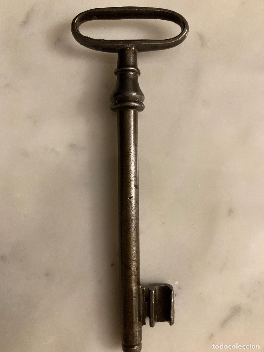 Antig&uuml;edades: Llave de hierro forjado. Siglo XVIII - XIX. Pieza de colecci&oacute;n.