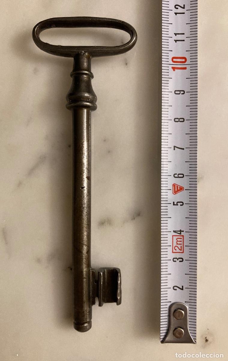 Antig&uuml;edades: Llave de hierro forjado. Siglo XVIII - XIX. Pieza de colecci&oacute;n.