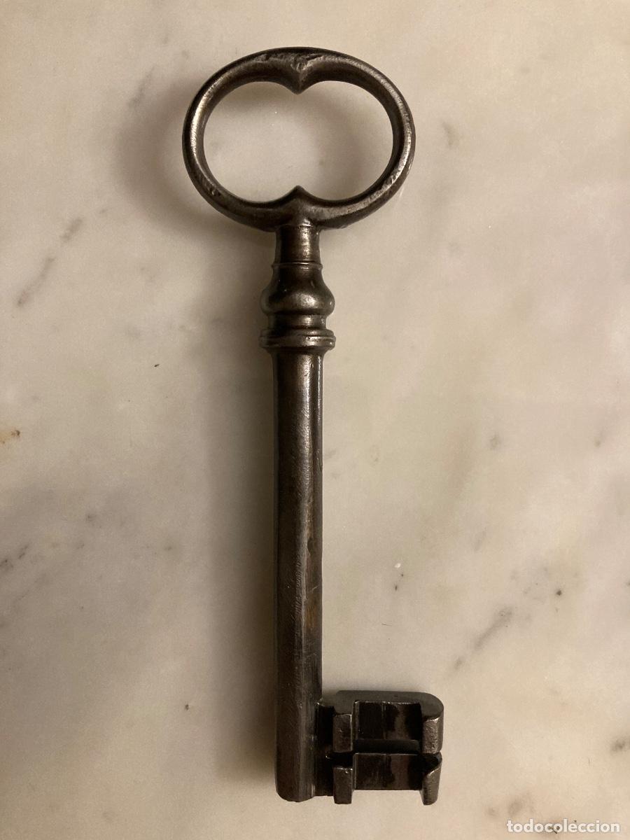 Antig&uuml;edades: Llave de hierro forjado. Siglo XVIII - XIX. Pieza de colecci&oacute;n.