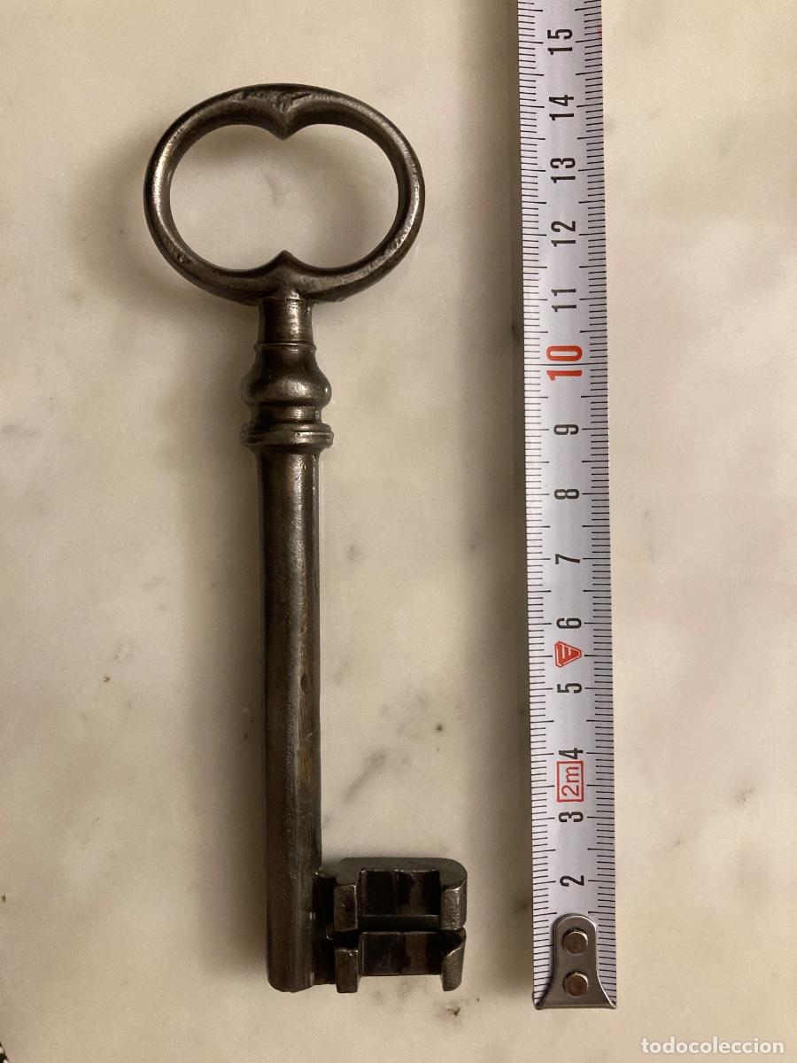 Antig&uuml;edades: Llave de hierro forjado. Siglo XVIII - XIX. Pieza de colecci&oacute;n.