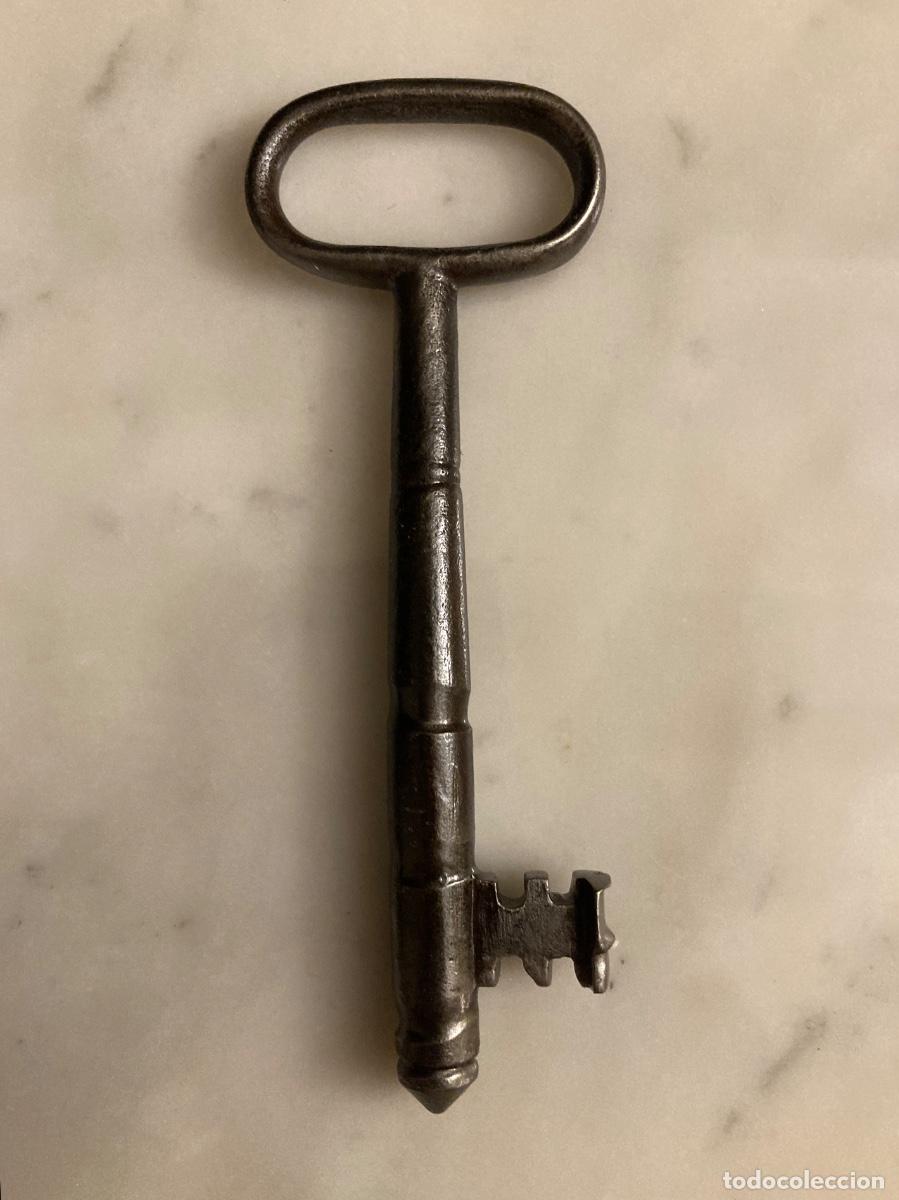 Antig&uuml;edades: Llave de hierro forjado. Siglo XVIII. Pieza de colecci&oacute;n.