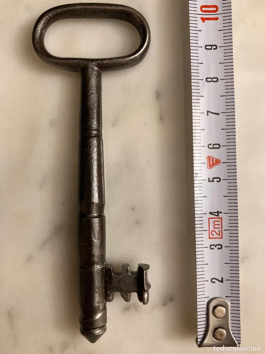 Antig&uuml;edades: Llave de hierro forjado. Siglo XVIII. Pieza de colecci&oacute;n.