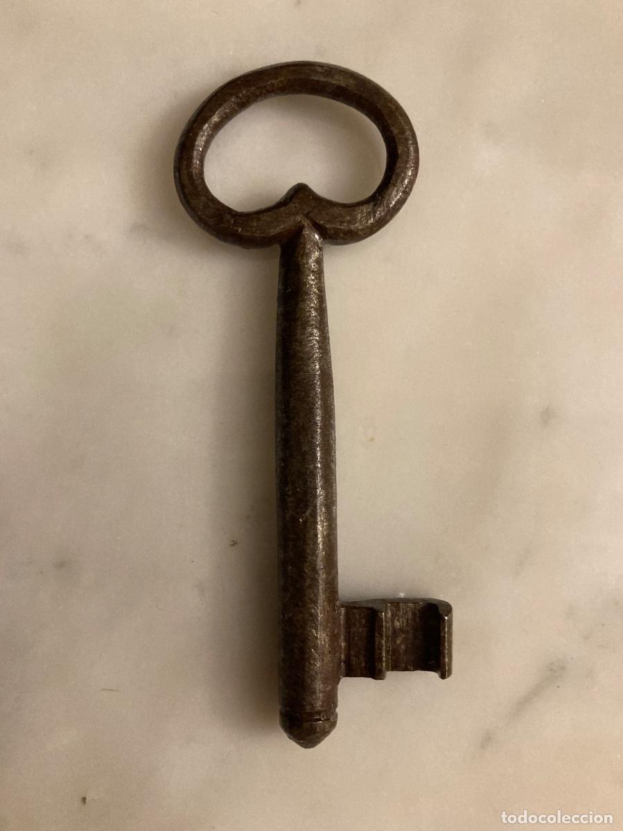 Antig&uuml;edades: Llave de hierro forjado. Siglo XVIII. Pieza de colecci&oacute;n.