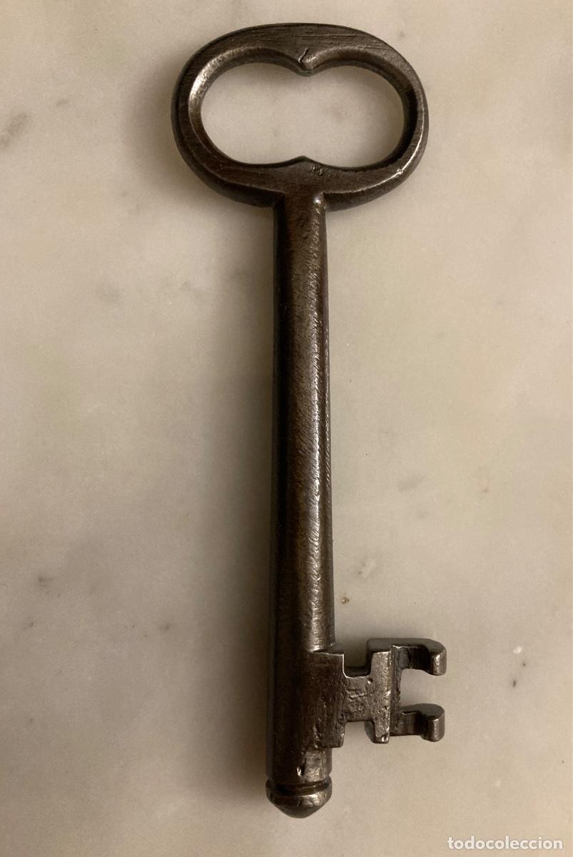 Antig&uuml;edades: Llave de hierro forjado. Siglo XVIII. Pieza de colecci&oacute;n.