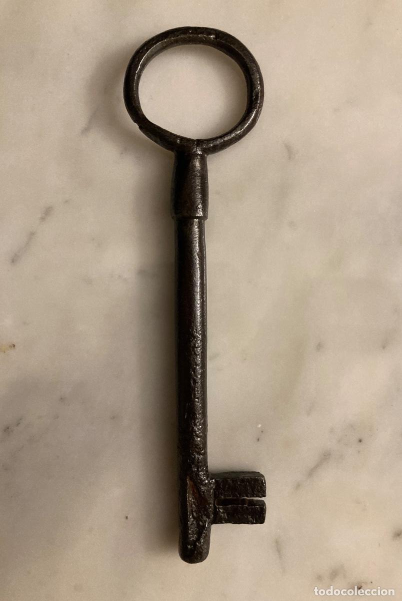 Antig&uuml;edades: Llave de hierro forjado. Siglo XVIII. Pieza de colecci&oacute;n.