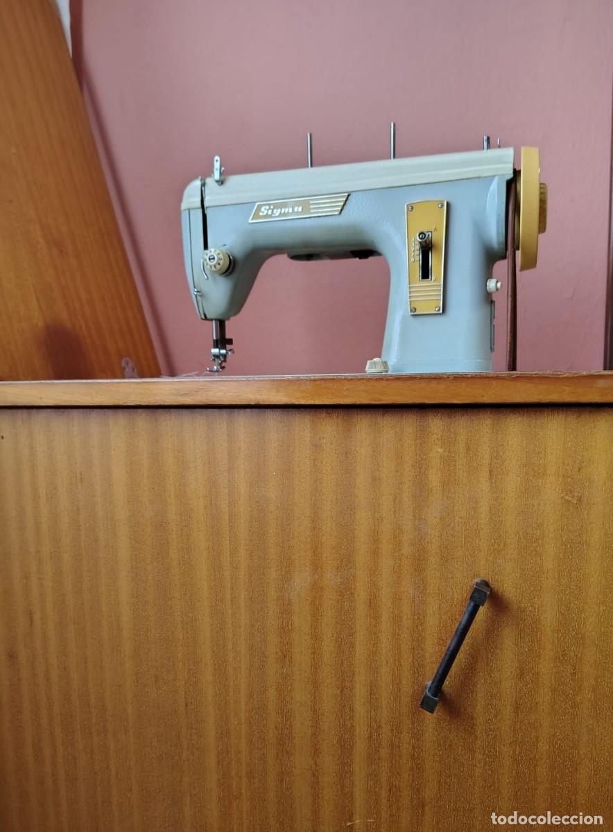 Antig&uuml;edades: M&aacute;quina de Coser Sigma antigua vintage con mueble de madera + manual original