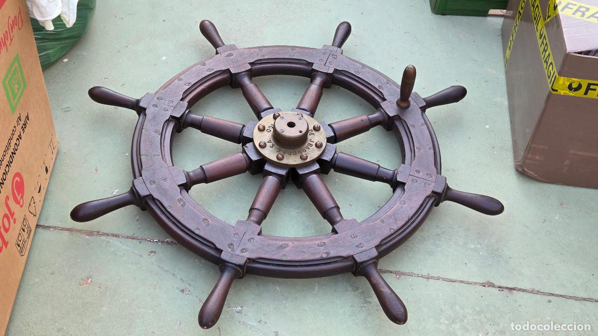 Antig&uuml;edades: timon de barco grande de la ciudad de vigo
