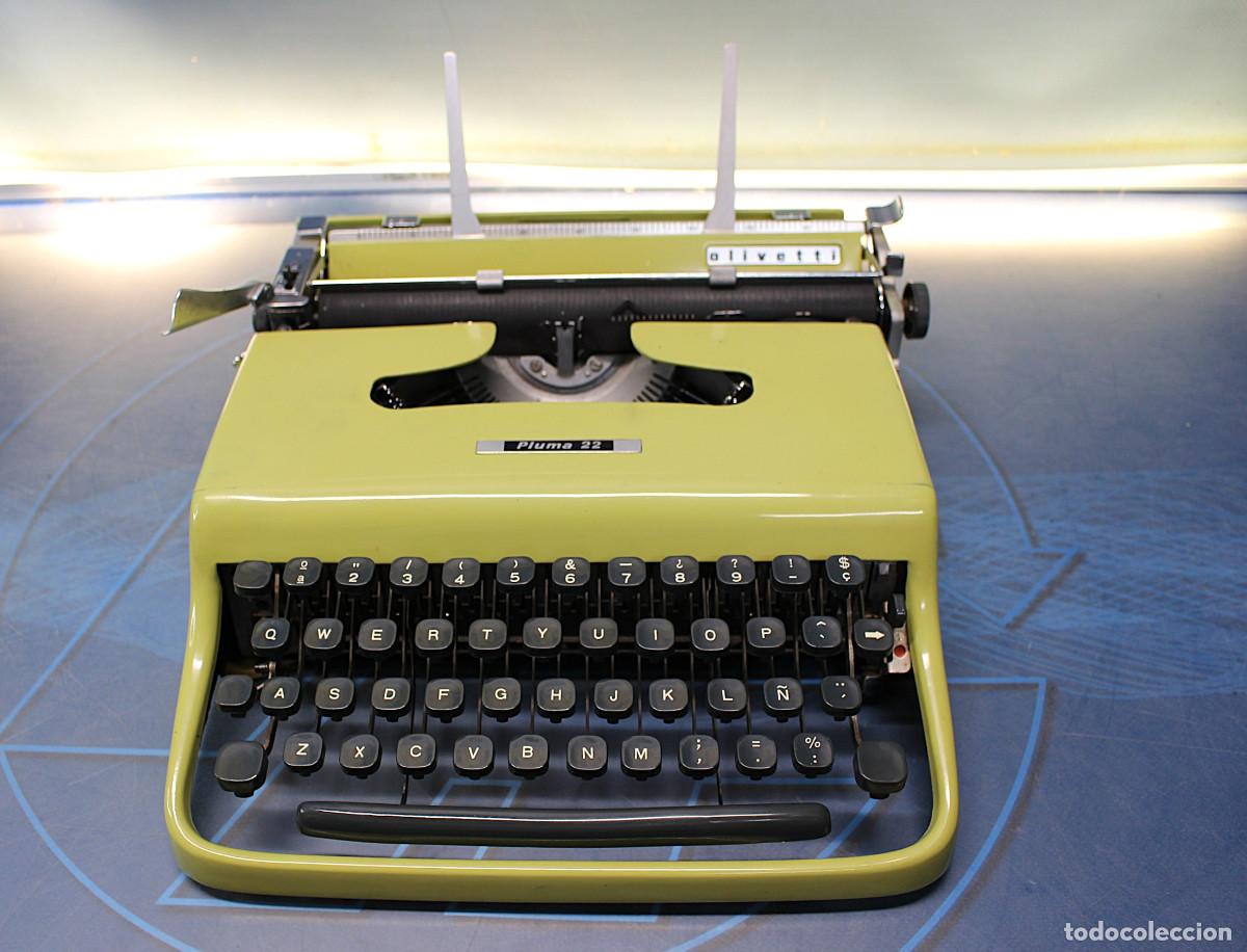 Antig&uuml;edades: Maquina de escribir Hispano Olivetti Pluma 22 (Lettera 22). Verde pistacho original.
