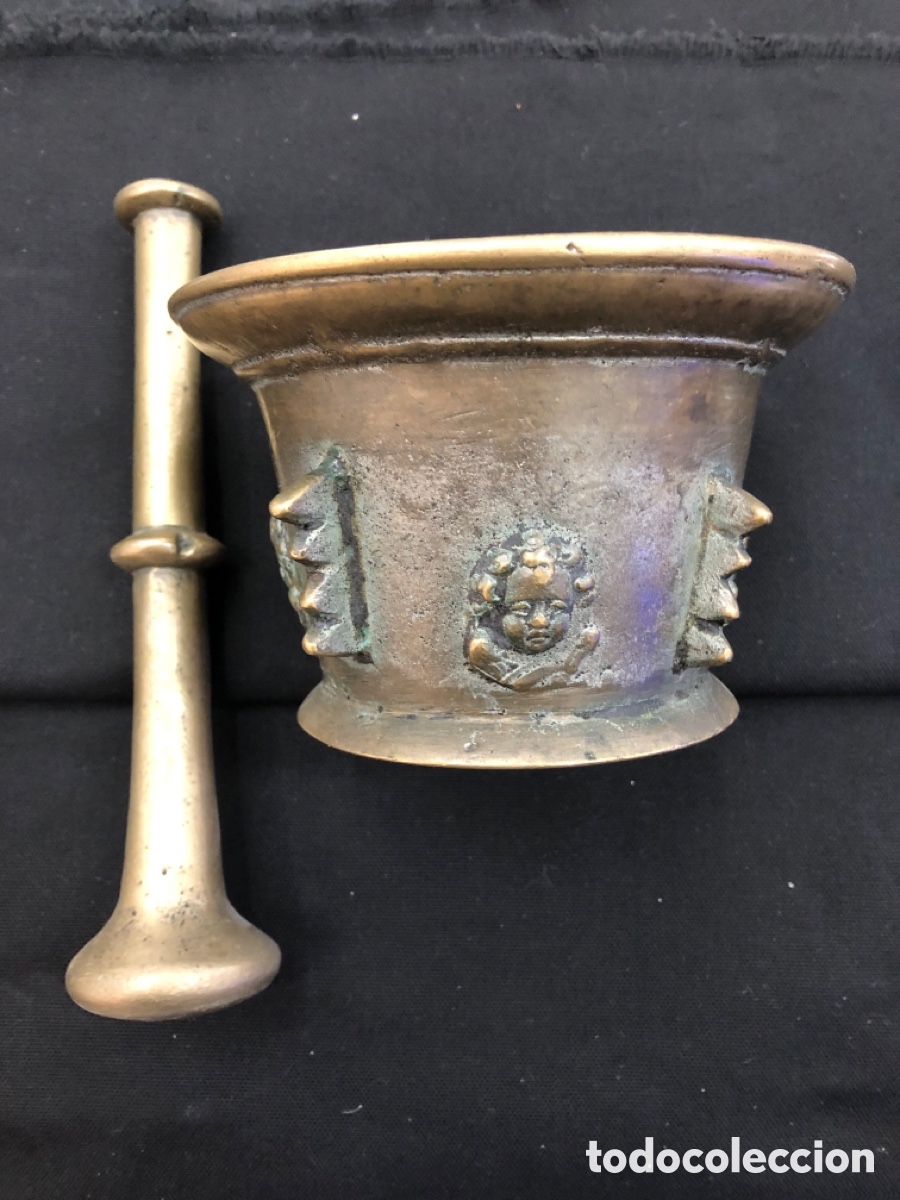 Antig&uuml;edades: Antiguo almirez de bronce con &aacute;ngeles y costillas (Siglo XVIII)