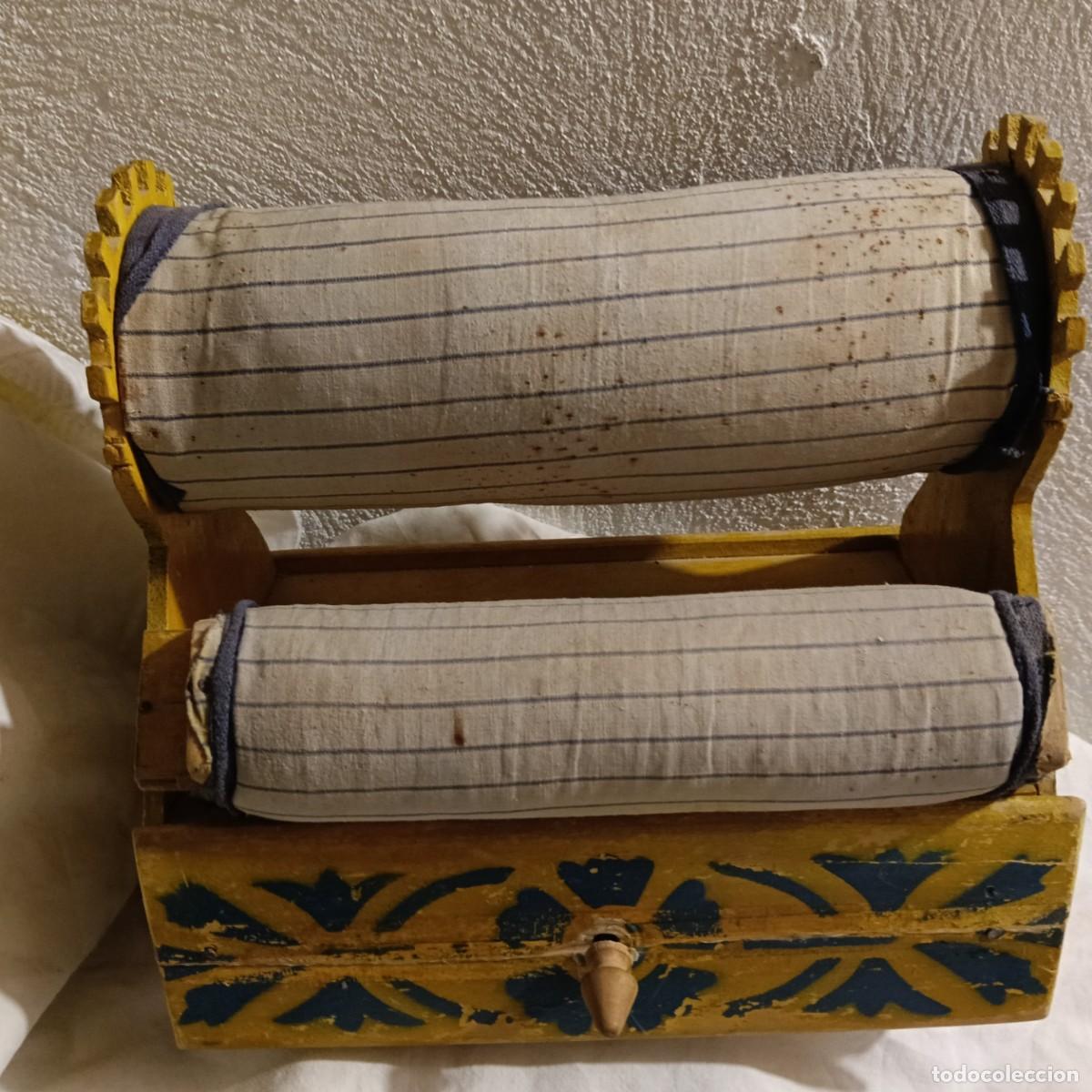 Antig&uuml;edades: Mundillo de doble rodillo para bolillos. Bolillero.