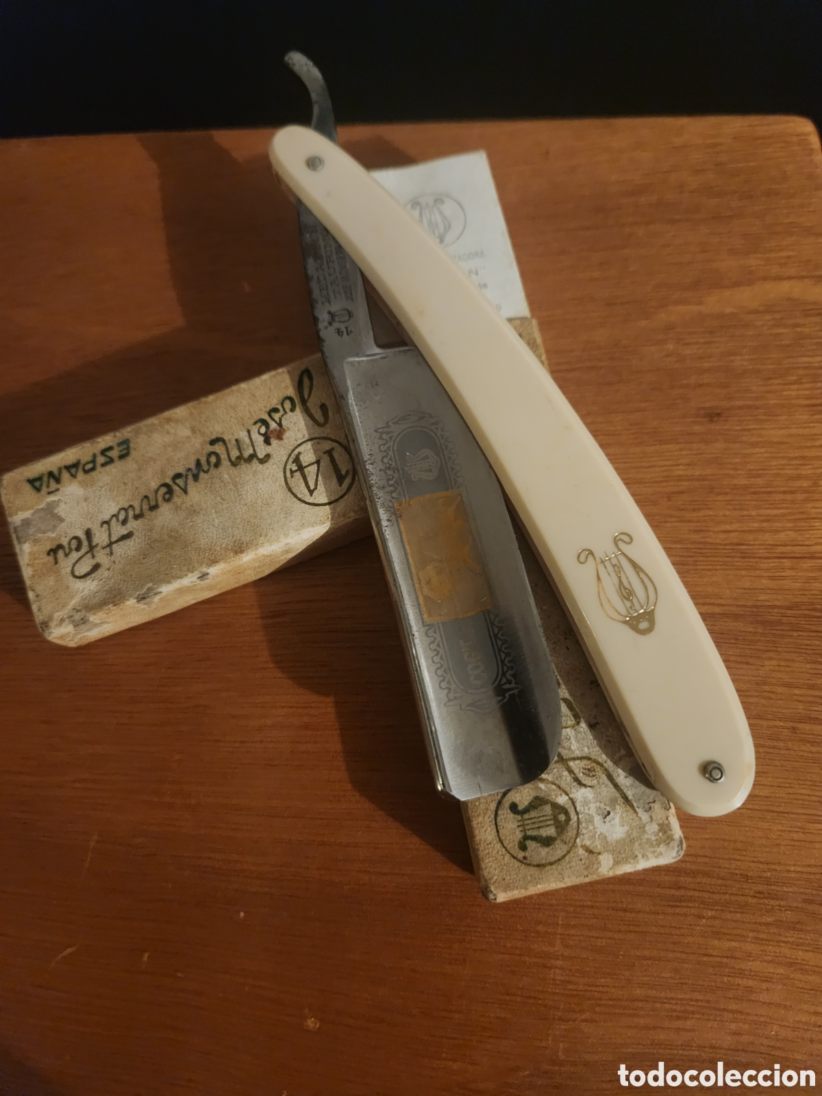Antig&uuml;edades: Navaja de afiatar medallon taurino