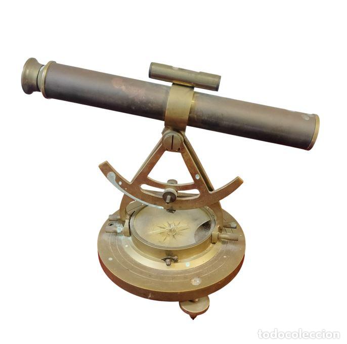 Antig&uuml;edades: ANTIGUO TEODOLITO CON BR&Uacute;JULA Y TELESCOPIO. LAT&Oacute;N. EUROPA. SIGLO XX.