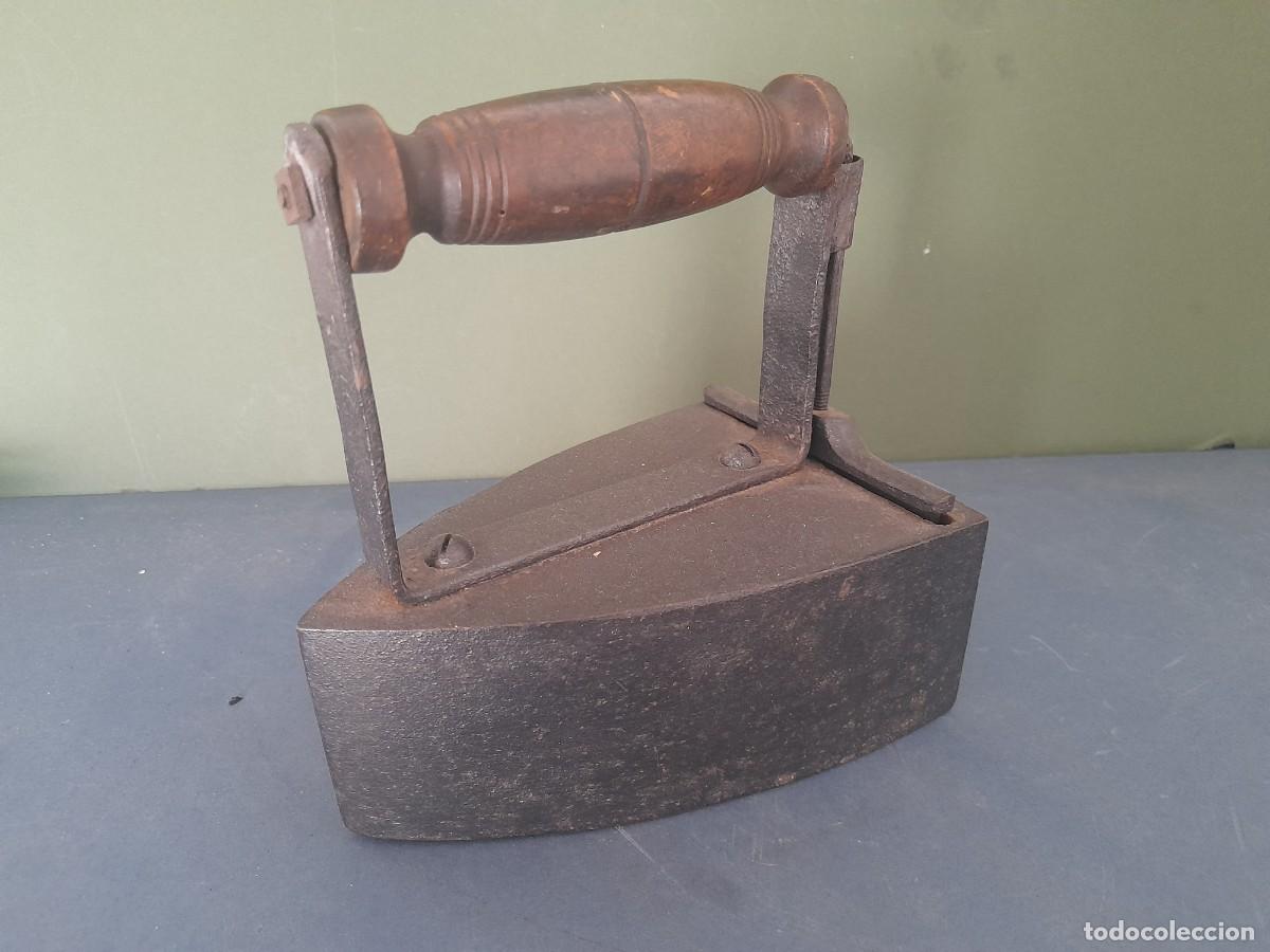 Antig&uuml;edades: plancha de hierro con asa de madera, hueca para poner bloques de hierro calientes, 16x10x17cm aprox