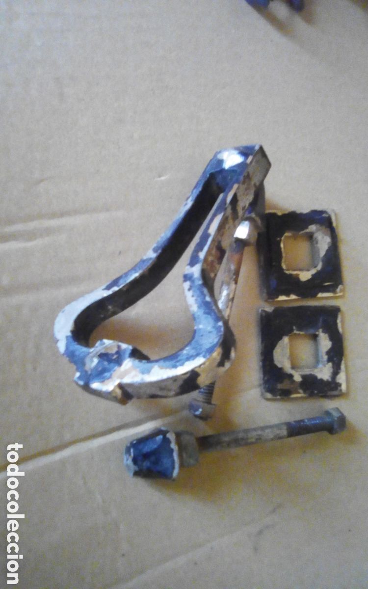 Antig&uuml;edades: Antiguo picaporte, llamador de puerta. Mediados siglo XX. Hierro cromado pintado de negro. 7 x 11 cm