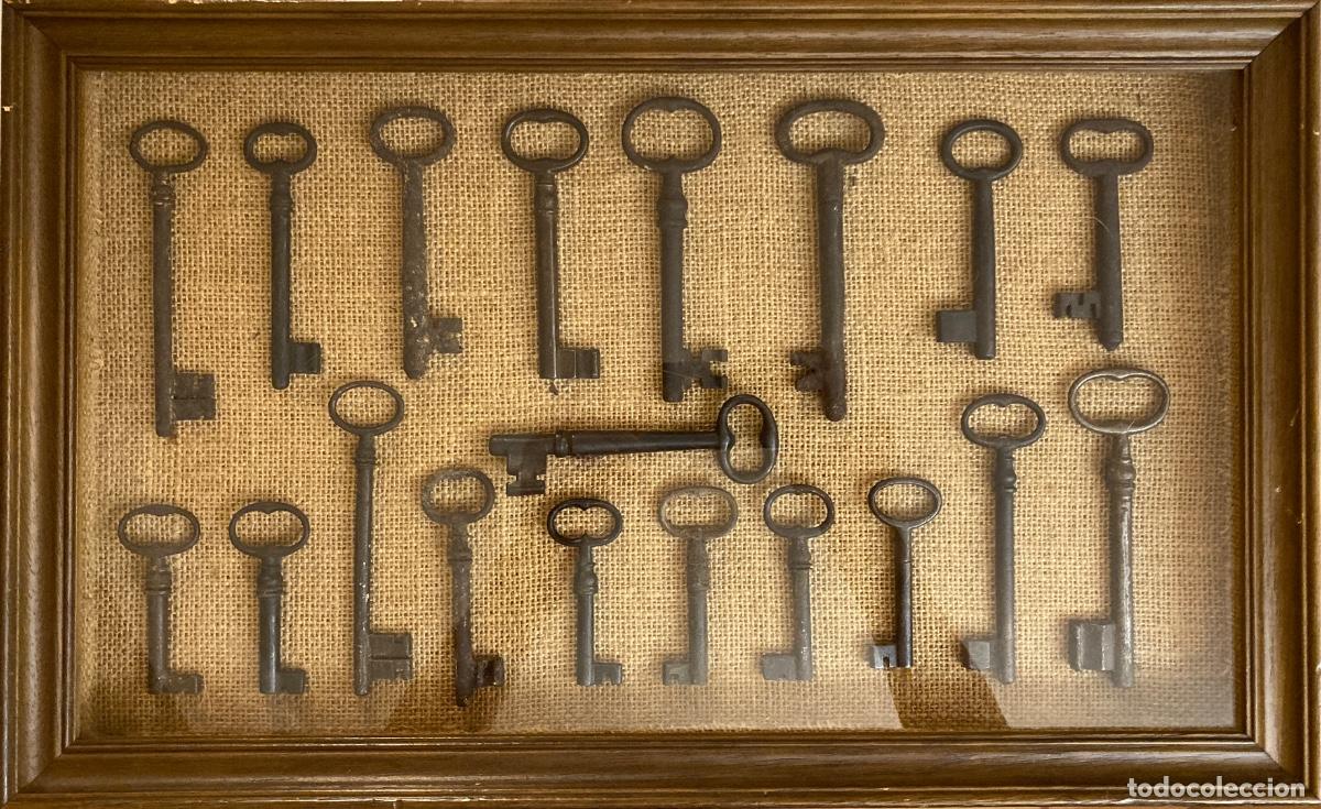Antig&uuml;edades: Colecci&oacute;n llaves antiguas forja enmardadas dentro de un cuadro vitrina con cristal, muy decorativo.