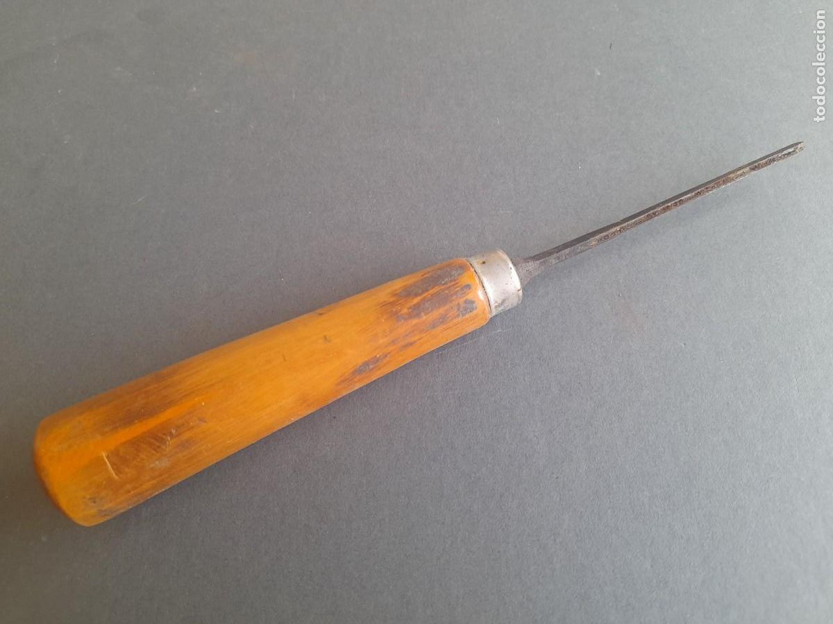 Antig&uuml;edades: gubia fina, de 2mm aprox, 21cm aprox de largo, marca fabricante ilegible