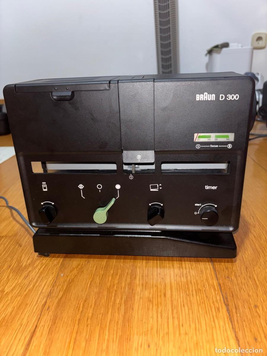 Antig&uuml;edades: Proyector de diapositivas vintage Braun D 300 con malet&iacute;n y accesorios