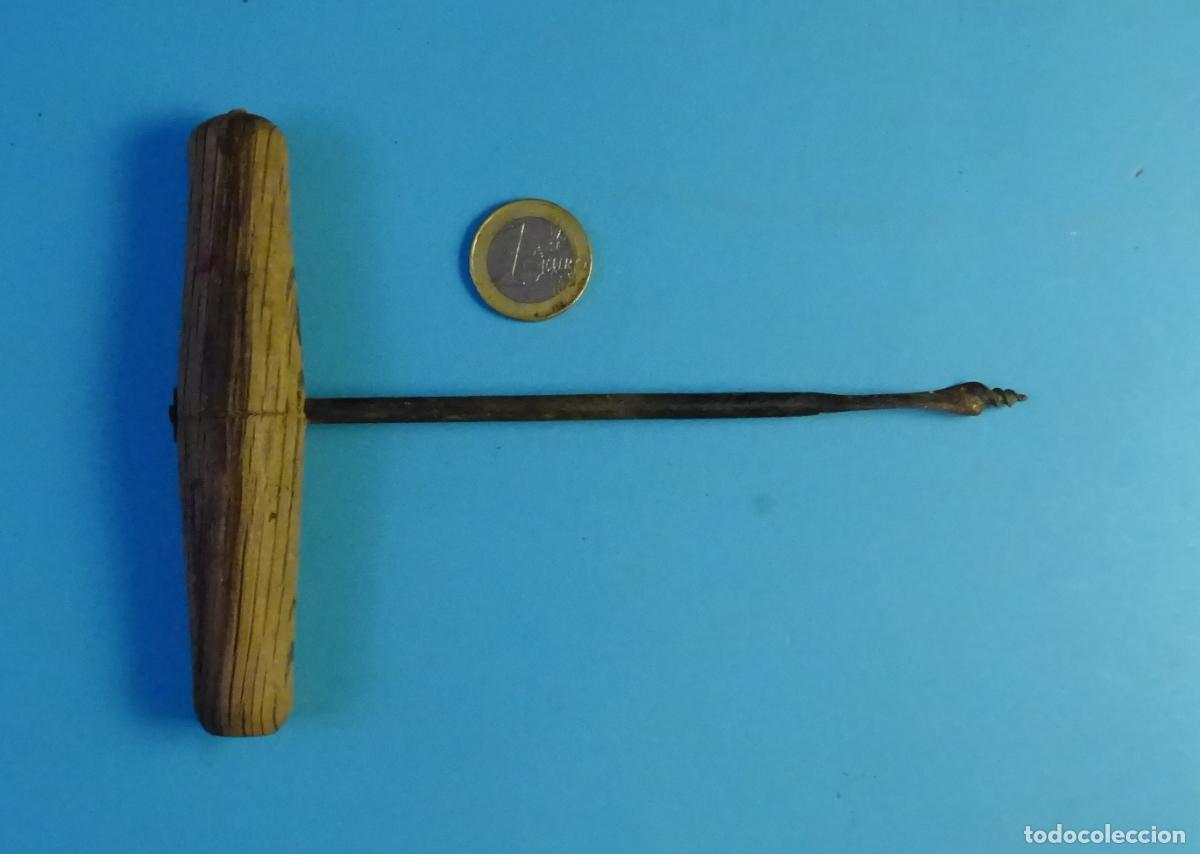 Antig&uuml;edades: ANTIGUA BARRENA DE CARPINTERO. LONGITUD VARILLA 13 CM, MANGO 11 CM