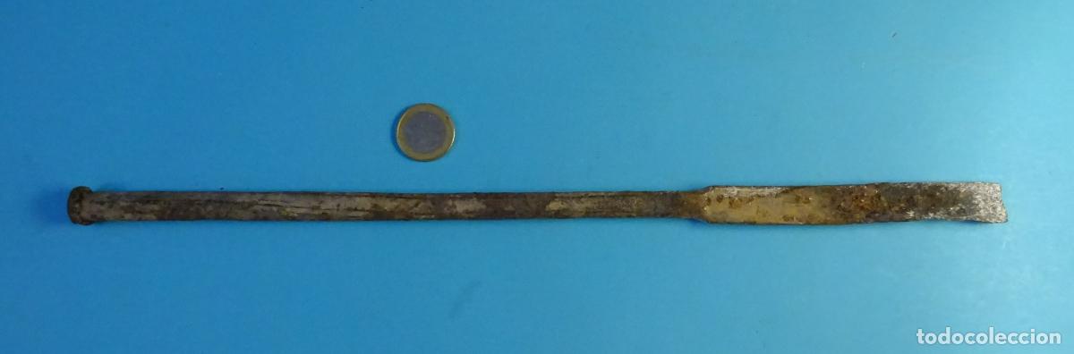 Antig&uuml;edades: ANTIGUO CINCEL DE HIERRO FORJADO CON PUNTA EN FORMA DE PALA. LONGITUD 35,5 CM
