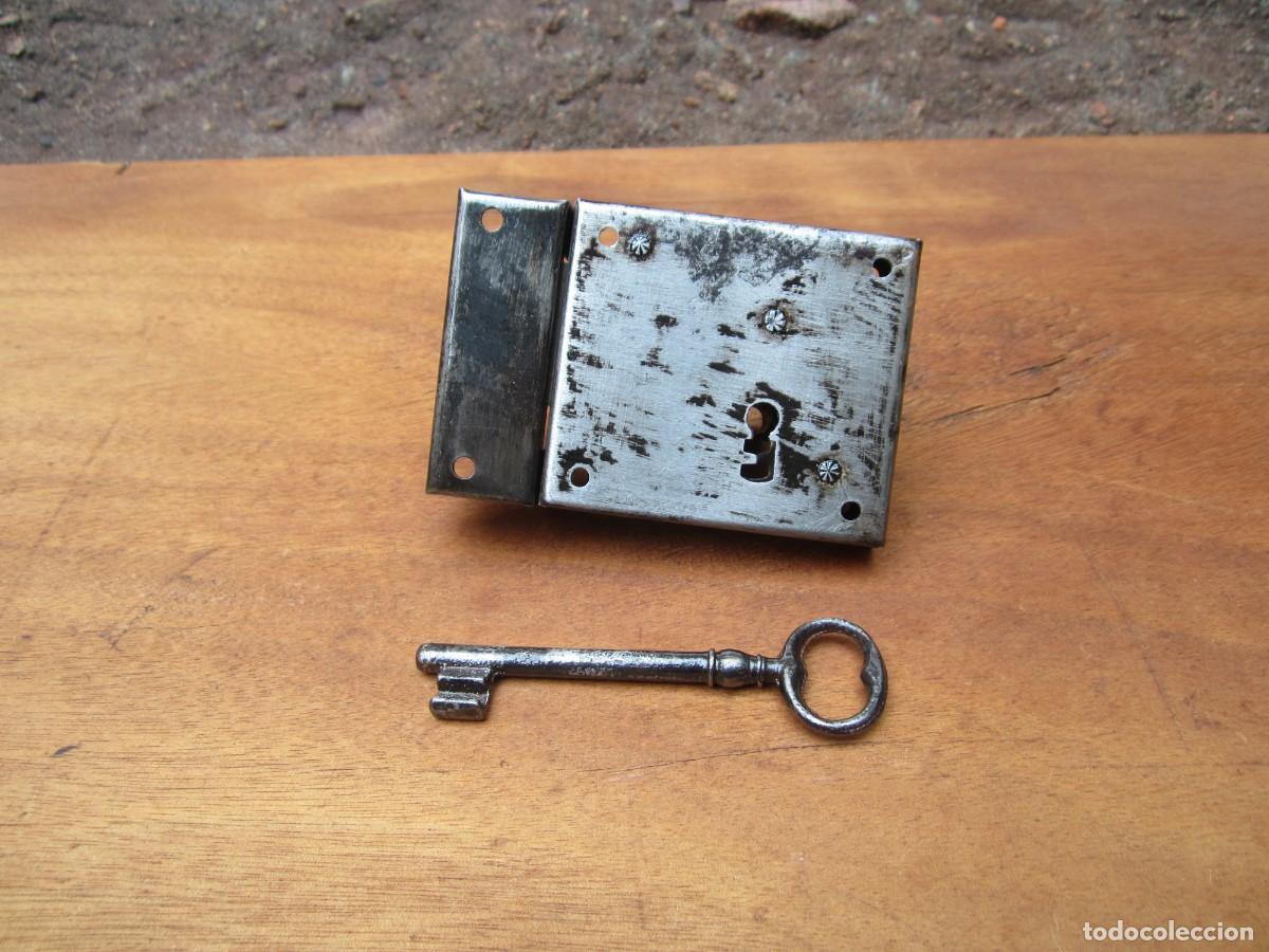 Antig&uuml;edades: Cerradura antigua con su llave, restaurada.