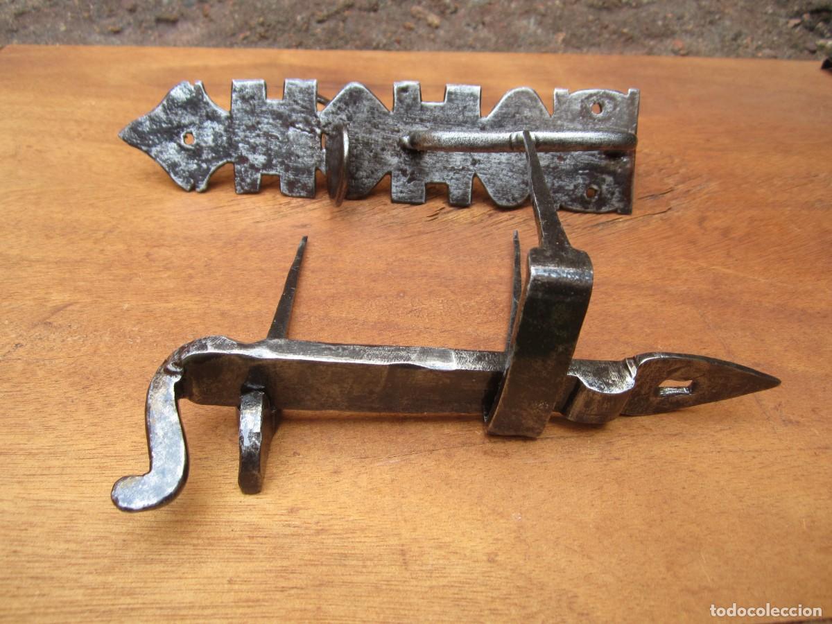 Antig&uuml;edades: Pestillo antiguo forja y completo, 21.5 cm alto.