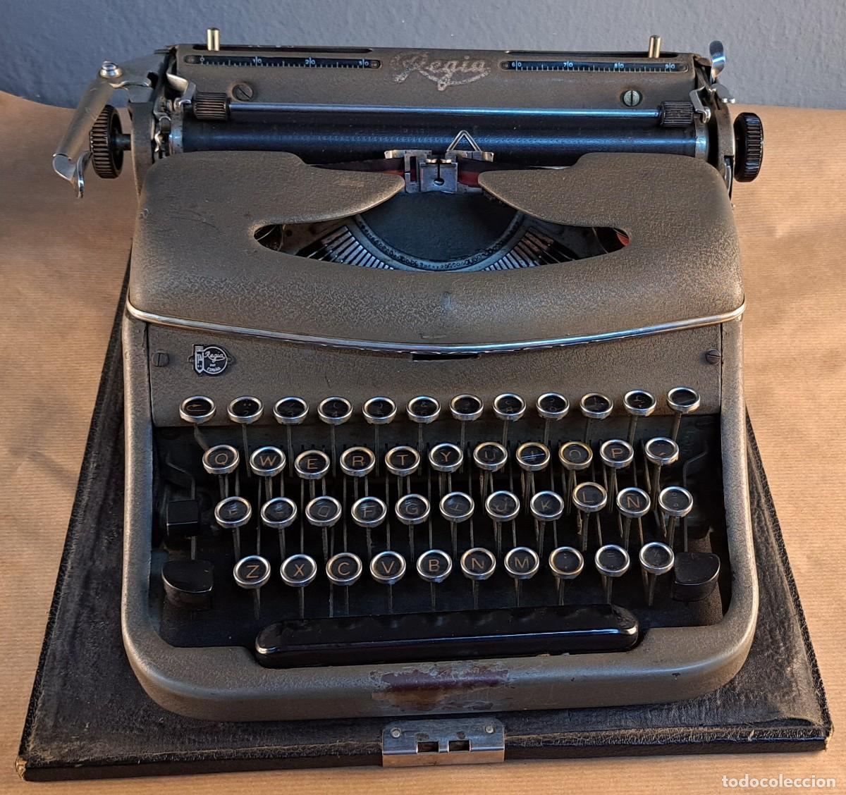 Antig&uuml;edades: M&aacute;quina de escribir Regia Mixta con estuche, mediados S. XX
