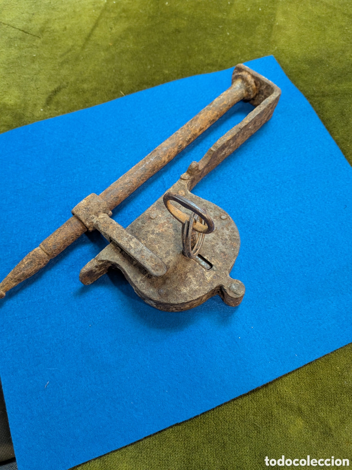 Antig&uuml;edades: antiguo candado o cerrojo en hierro forjado. REF-4389