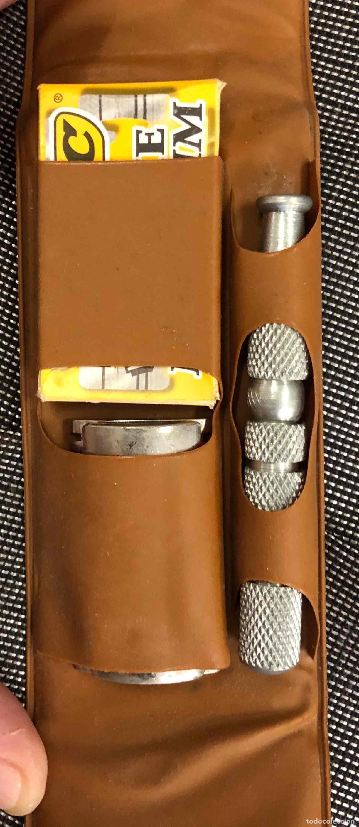 Tel&eacute;fonos: ESTUCHE DE VIAJE CON MAQUINILLA AFEITAR BIC.