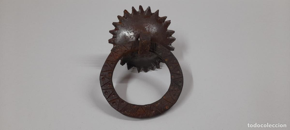 Antig&uuml;edades: MUY ANTIGUA ALDABA / TIRADOR PARA PUERTA . REALIZADO EN HIERRO FORJADO . MEDIDA DE DIAMETRO 8,5 CM