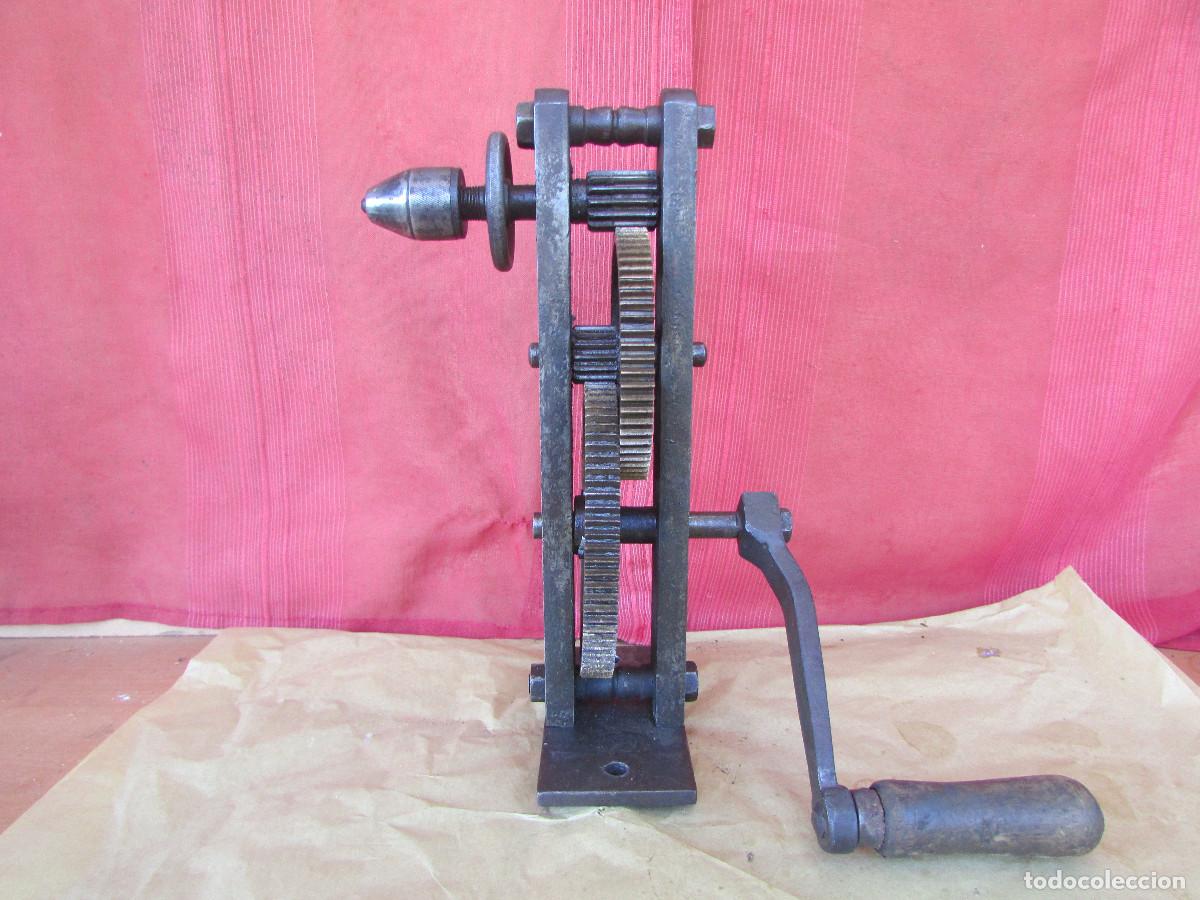 Antig&uuml;edades: TALADRO ANTIGUO DE PLATERO. EN HIERRO fundido Gira por RUEDAS DENTADAS y ENGRANAJES. Funciona