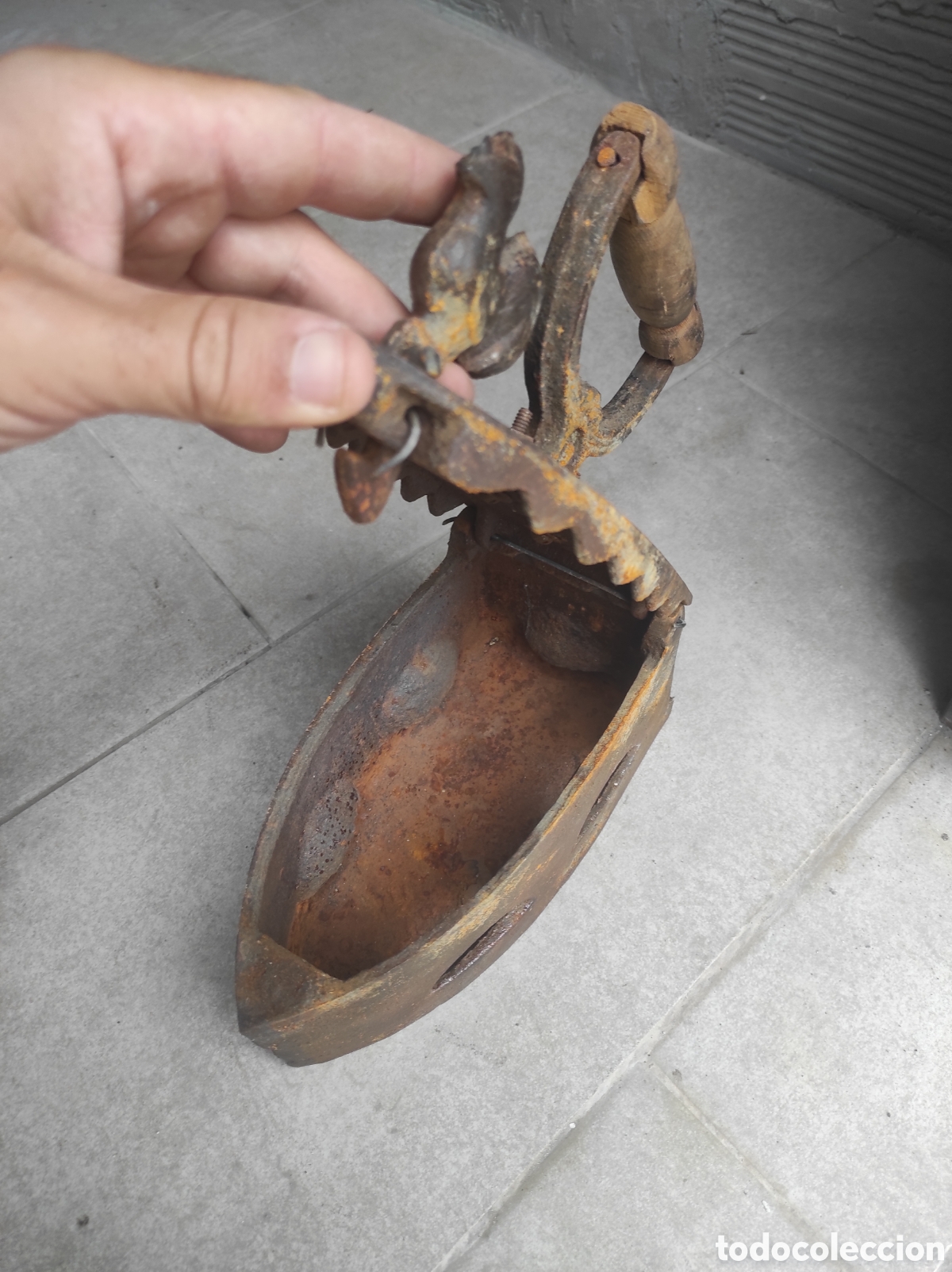 Antig&uuml;edades: Plancha de hierro con gallo de cierre - Foto 3