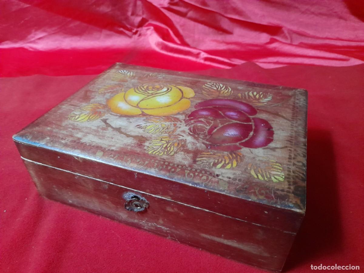 Antig&uuml;edades: Antigua caja joyero / costurero de madera &rdquo;La Estrella&rdquo;. Motivos florales. Siglo XX.