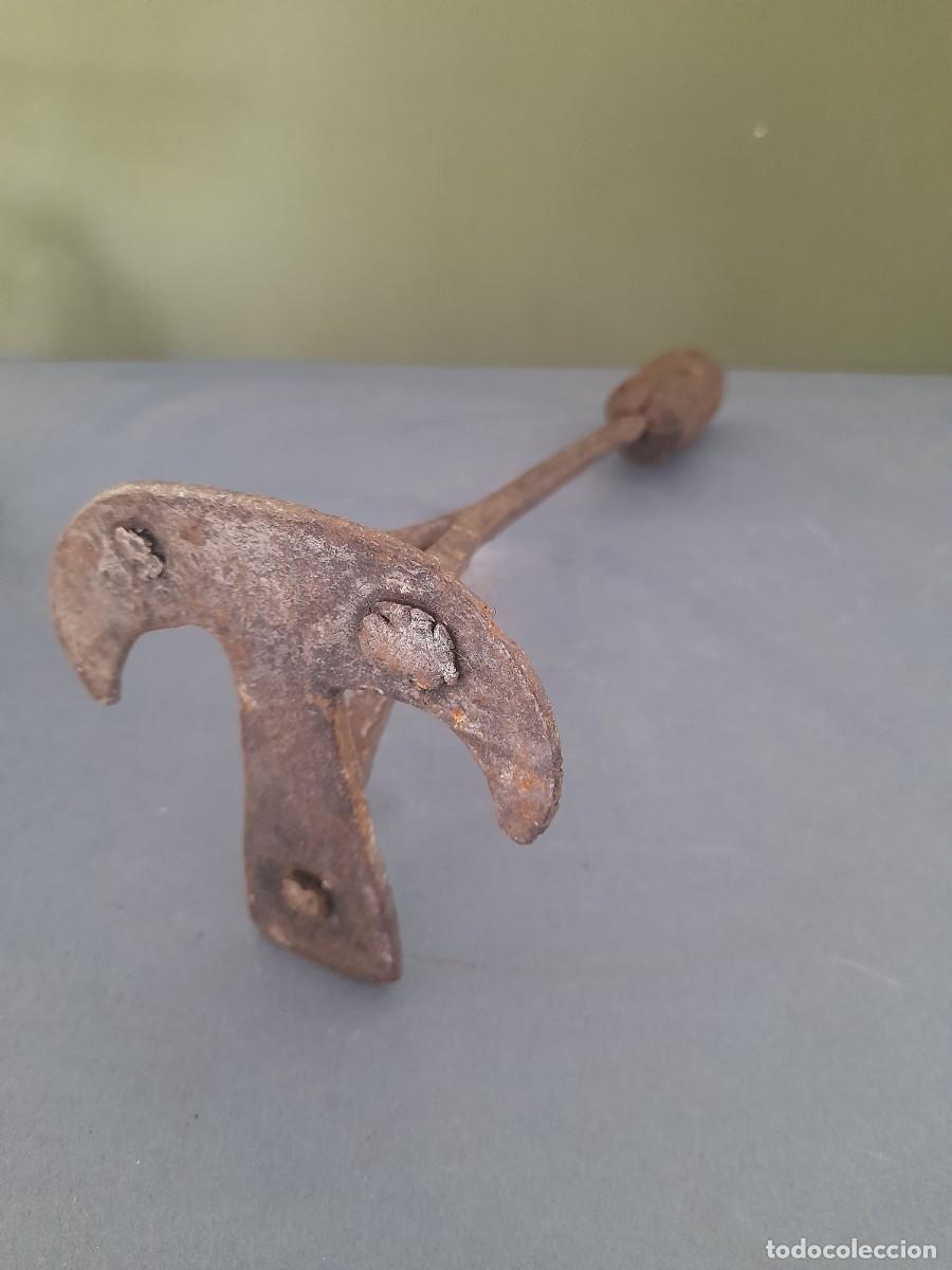 Antig&uuml;edades: hierro de marcar ganado, con mango de madera, forja, 9x9x17cm aprox