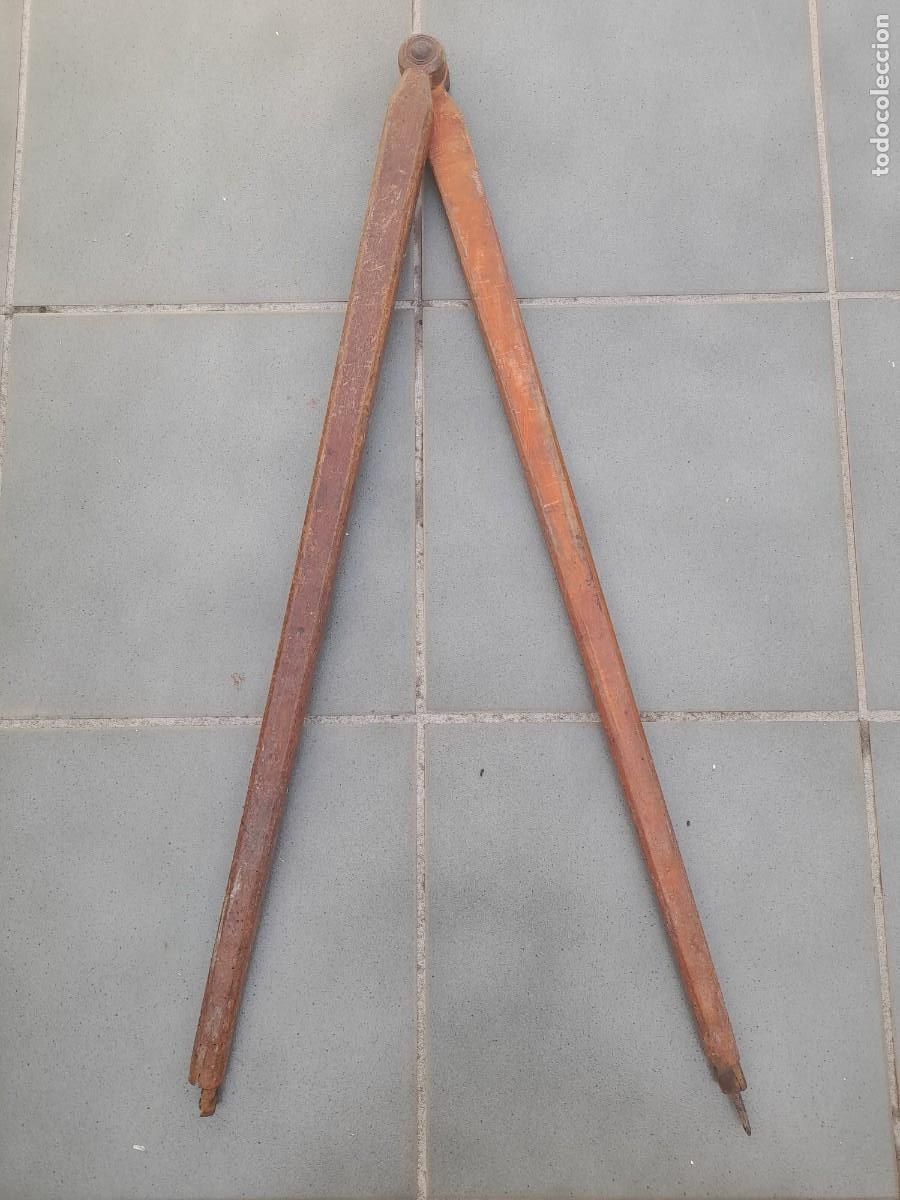 Antig&uuml;edades: compas grande de madera, falta una punta de hierro, 63cm aprox, algo de carcoma