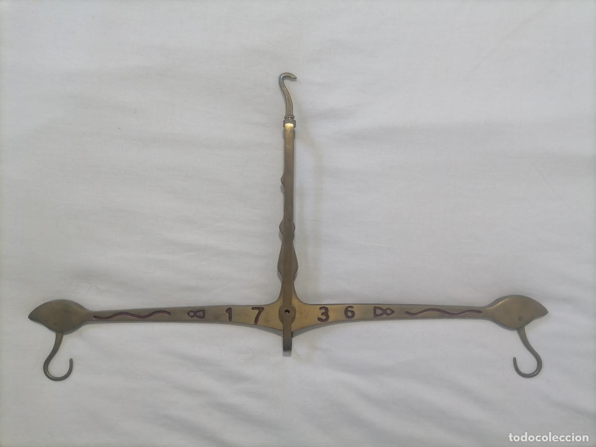 Antig&uuml;edades: Balanza de brazo antigua de lat&oacute;n - Foto 1
