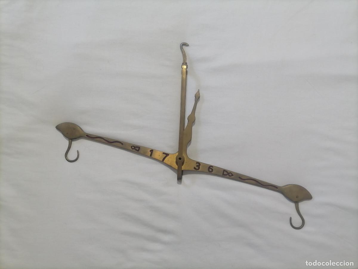 Antig&uuml;edades: Balanza de brazo antigua de lat&oacute;n - Foto 3