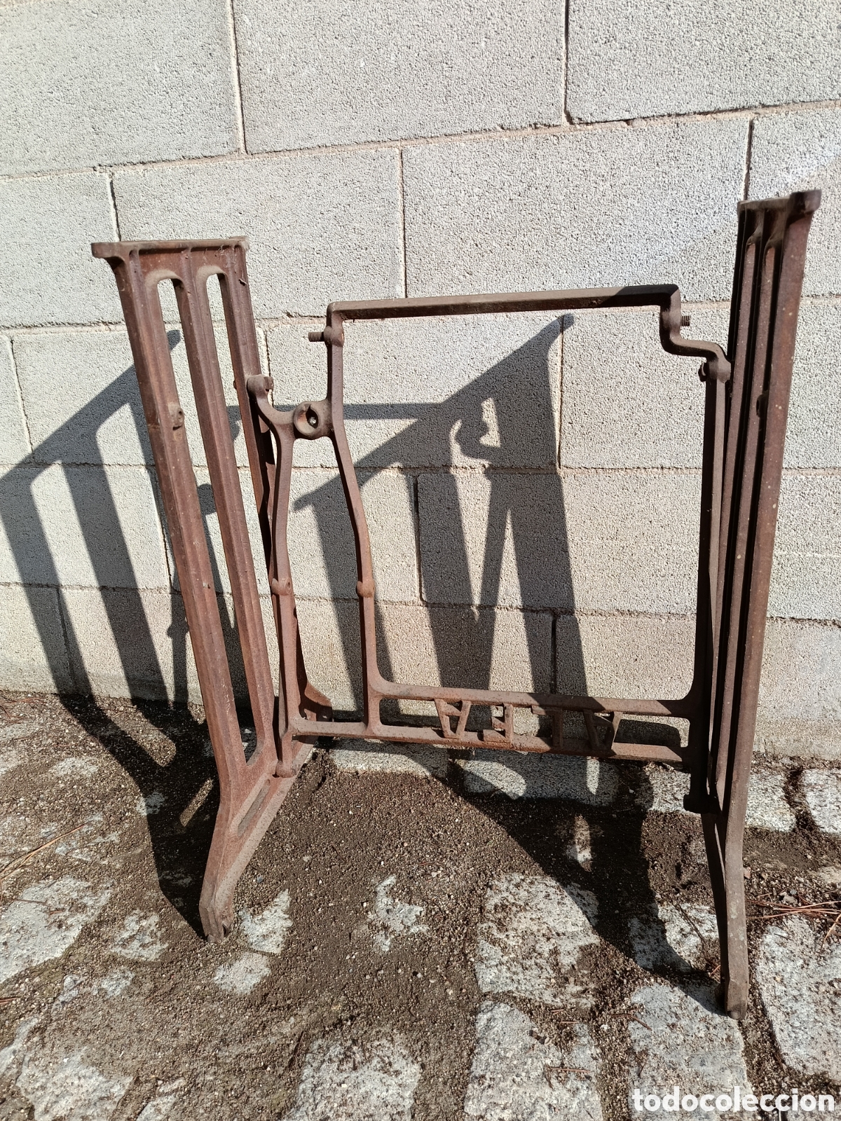 Antig&uuml;edades: PARTE DE PATAS DE MAQUINA DE COSER ALFA