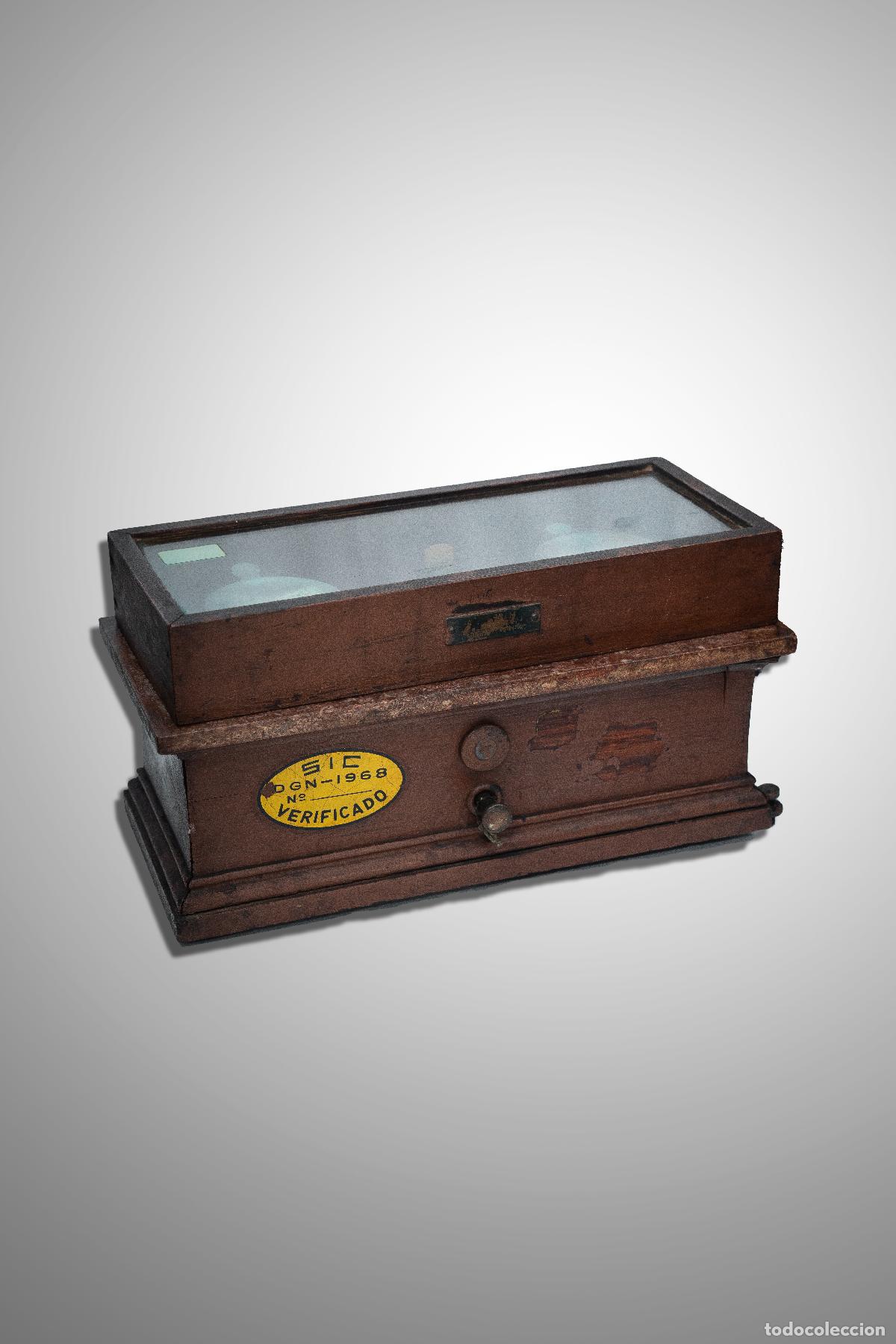Antig&uuml;edades: Antigua Balanza de Precisi&oacute;n de Botica / Laboratorio en Caja de Madera con Tapa de Cristal