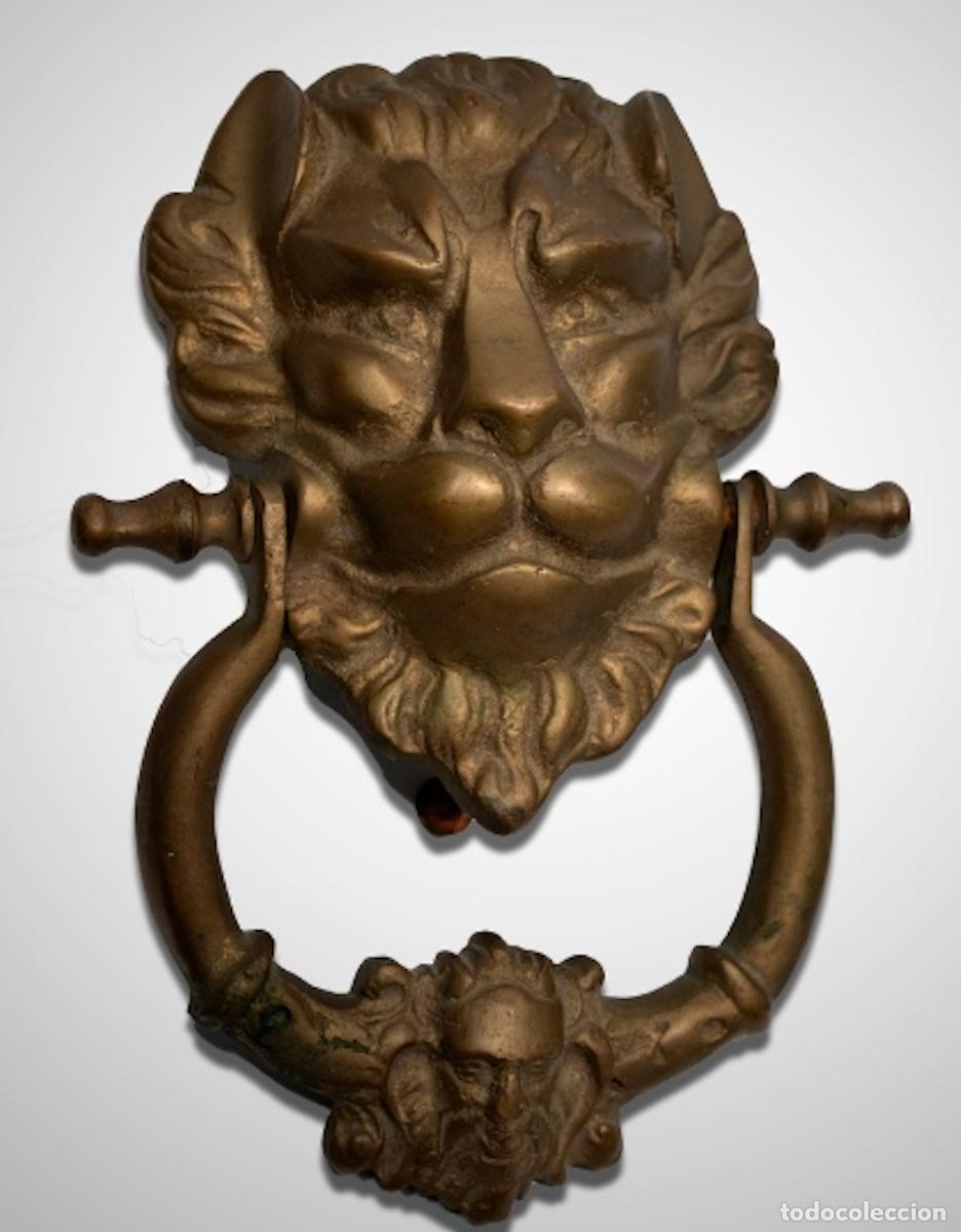 Antig&uuml;edades: Aldaba o Llamador de Puerta en Metal Fundido con Cabeza de Le&oacute;n y Mascar&oacute;n Inferior.