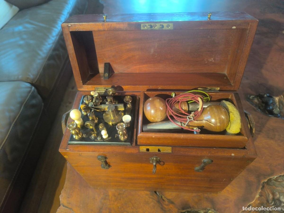 Antig&uuml;edades: ESPECTACULAR APARATO DE ELECTROTERAPIA PORTATIL S. XIX ESTUCHE MADERA CAOBA BOTONES DE MARFIL