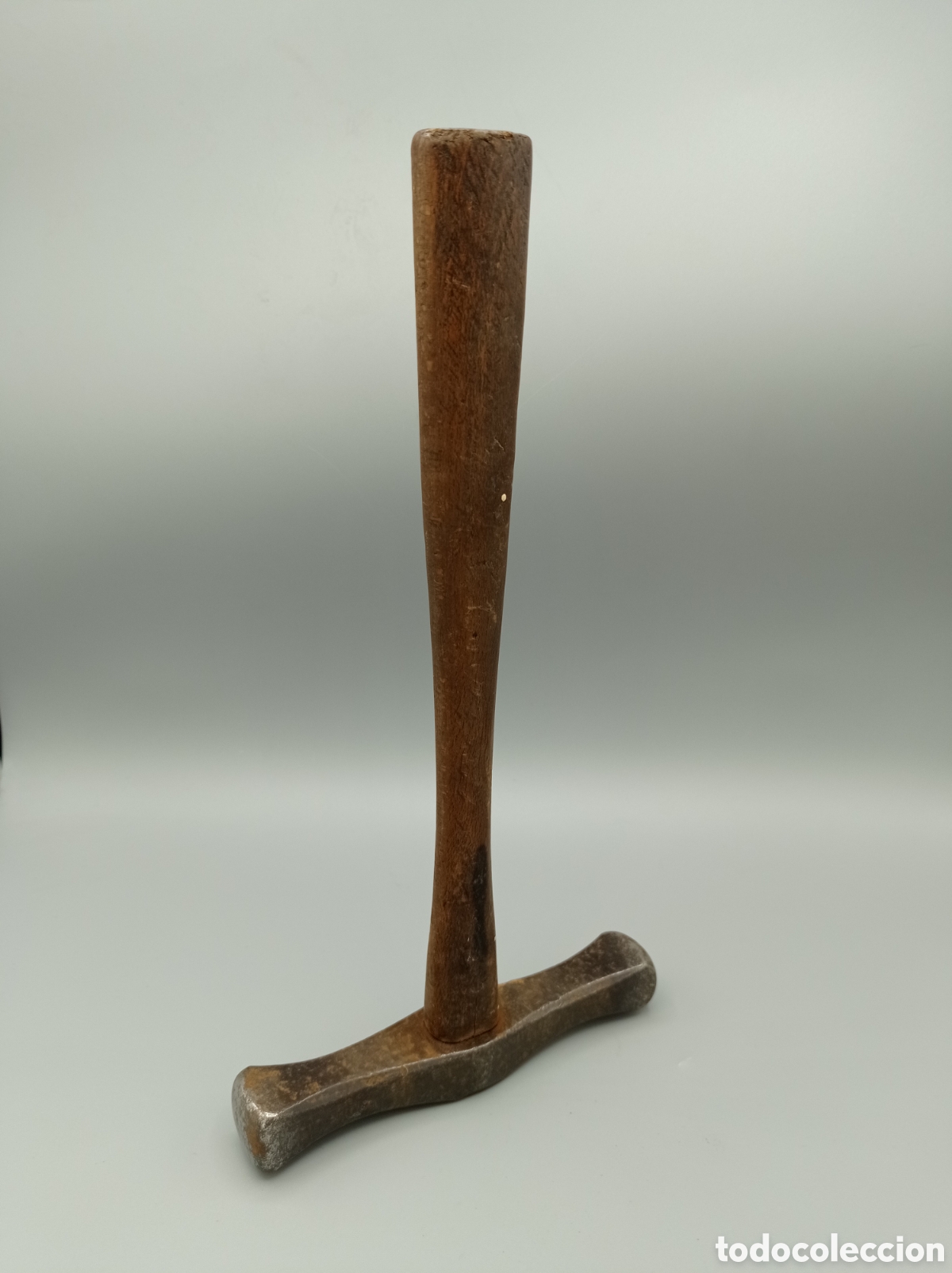 Antig&uuml;edades: Martillo de calderero con mango de encina. - Foto 2