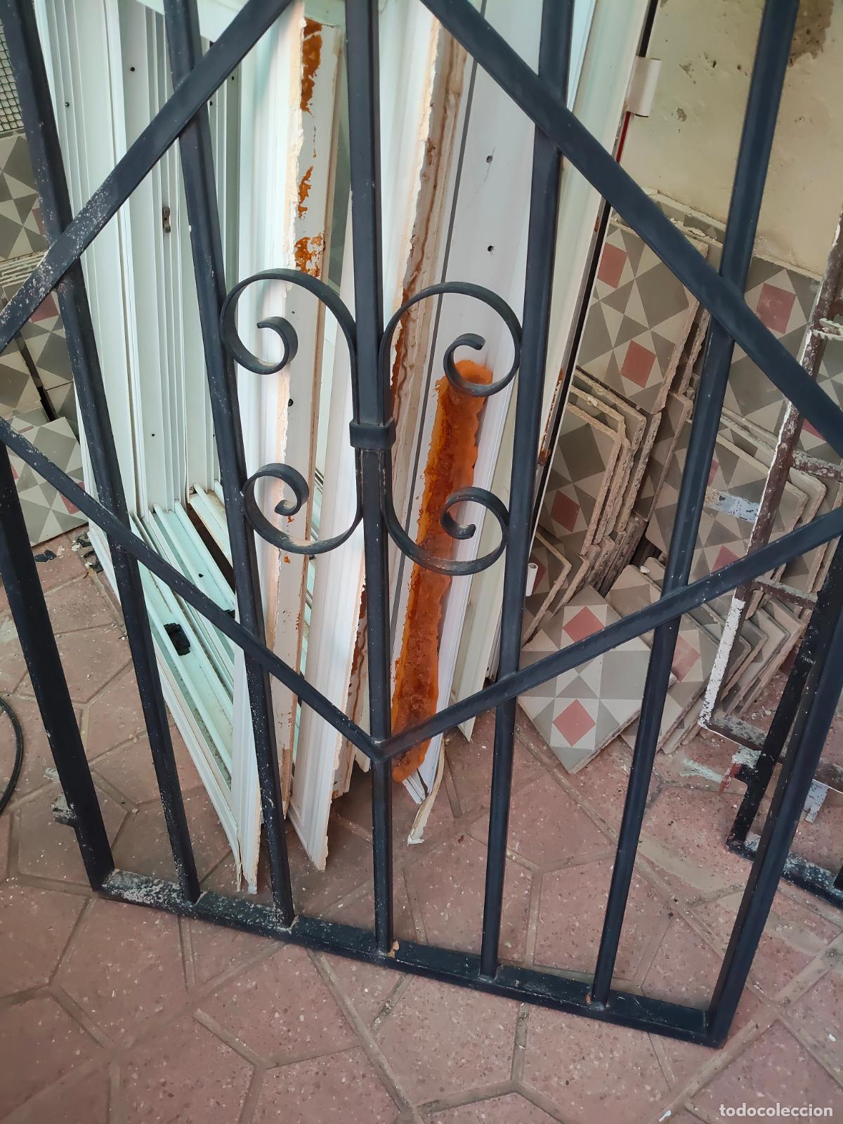 Antig&uuml;edades: Dos rejas de hierro forjado - Foto 5
