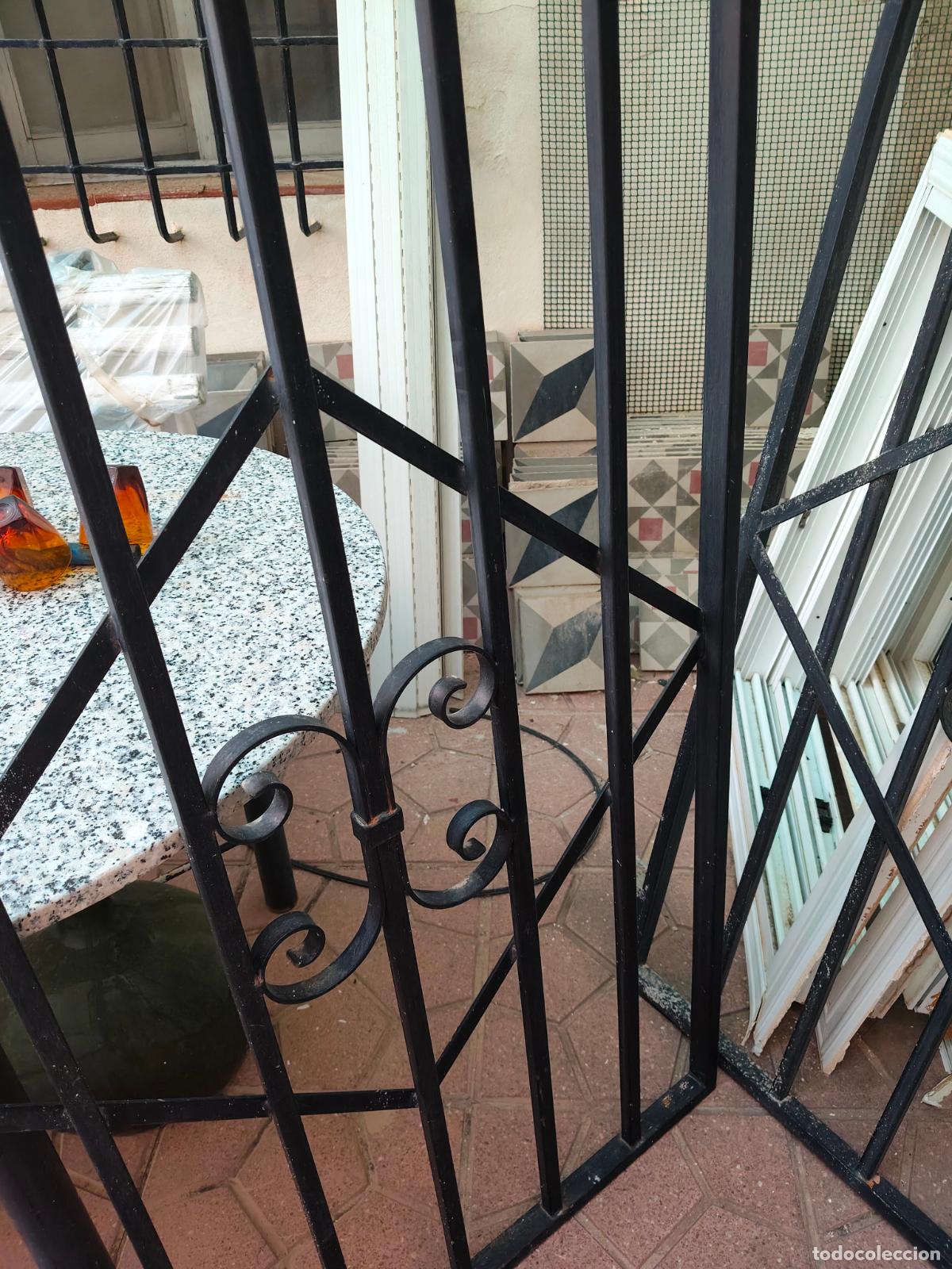 Antig&uuml;edades: Dos rejas de hierro forjado