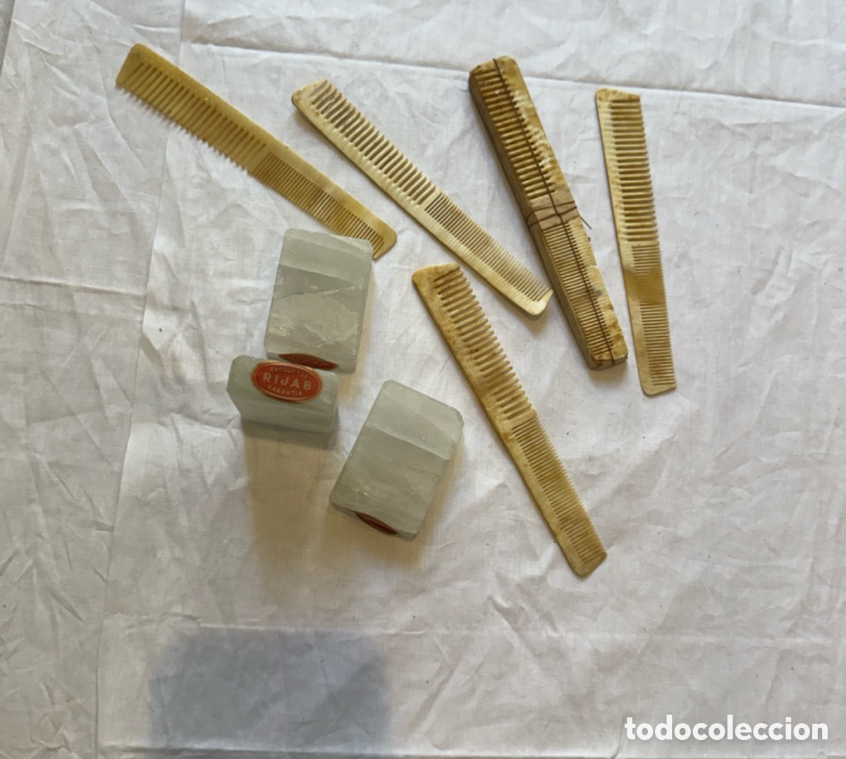 Antig&uuml;edades: LOTE BARBER&Iacute;A A&Ntilde;OS 30 /40&ndash; 9 PEINES OSO Y 3 PIEDRAS DE ALUMBRE &ndash; SIN ESTRENAR